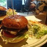 手前はベーコンチーズバーガー(奥はダブルチーズバーガー)