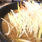 とんぺい - 白ねぎラーメン ドアップ