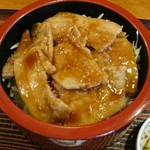 御飯屋紀乃 - 厚さ５mmほどの豚バラ肉６枚
シンプルでしっかりした味付けの生姜焼き