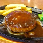 ビッグボーイ - 「チーズインハンバーグ」(699円、ライス、カレー、スープバー付き)。