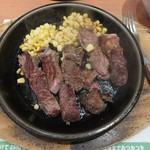 ペッパーランチ - 鉄皿上で焼かれていく。