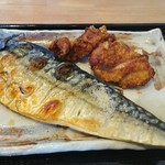 魚虎 - サバの塩焼定食のサバと唐揚げとおろし