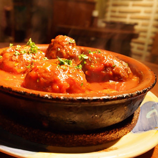 “Spanish style tomato stew with meatballs” that goes well with wine