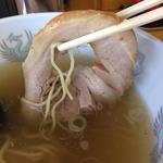 ラーメン赤大屋 - 持ち上げようとしたらちぎれそうなチャーシュー