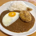 ルー・ド・メール - メンチカツカレー@1600円
目玉焼きはとろーり半熟。メンチカツの中にはトロトロのチーズが…(^^)v