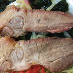 自慢亭 - チャーシューは細切りでなく、ラーメンと同じです。ボリュームあり、味染みの旨いチャーシューです。