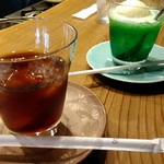 市川屋珈琲 - アイスコーヒーとメロンクリームソーダ