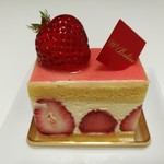 厚めのアーモンドスポンジにクレームムスリーヌとぎっしりの苺をサンドしキルシュで風味付け、フレジェ561円