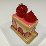 バタークリームにカスタードを合わせたまったりクレームムスリーヌ、キルシュがジュワジュワしみ込むスポンジが苺に合う！