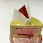 まろやかで香り豊かなピスタチオのババロワに、優しい甘さの苺ムースと、ピスタチオ生地にはジュワッと木苺のお酒が