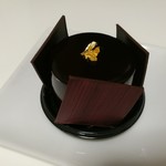 ドゥブルベ・ボレロ - 濃厚なチョコムースに、木苺の酸味を活かしたキャラメル風味のガナッシュと木苺のジャム、ミロワール・ショコラ561円