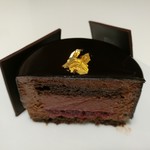 ドゥブルベ・ボレロ - なめらかだけどカカオ64％のどっしり重厚なチョコムースに、木苺のお酒が浸み込むビスキュイショコラ、ねっとり濃密ガナッシュ