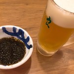 Tori Yoshi Shouten - 店名入りジョッキのビールとお通しのもずく