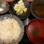 天ぷらとワイン 大塩 - ご飯や浅漬けはお代わりOK、大根おろし入り天つゆ、海のエキスが濃厚なあおさ潮汁付き