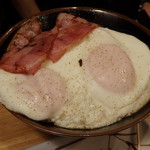 札幌ザンギ本舗 - ベーコンエッグ丼