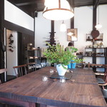 喫茶 寺町李青 - 中央にはどっしりしたたテーブル