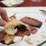 マゼランズ - 黒毛和牛のロースト、ヴァンルージュソースとカシスマスタード