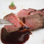 マゼランズ - 黒毛和牛のロースト、ヴァンルージュソースとカシスマスタード