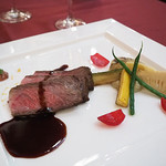 マゼランズ - 黒毛和牛のロースト、ヴァンルージュソースとカシスマスタード