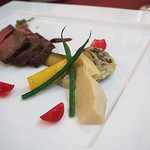 マゼランズ - 黒毛和牛のロースト、ヴァンルージュソースとカシスマスタード