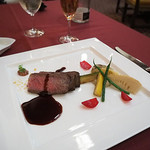 マゼランズ - 黒毛和牛のロースト、ヴァンルージュソースとカシスマスタード