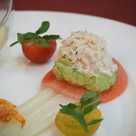 マゼランズ - ホワイトアスパラガスのマリネとズワイ蟹のサラダ、冷製コーンクリームスープ