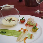 マゼランズ - ホワイトアスパラガスのマリネとズワイ蟹のサラダ、冷製コーンクリームスープ