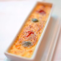 アルカナ 東京 - ランチコース 3564円 のアスパラガスとベーコン 新玉葱のキッシュ トマト オリーブ パルメザンチーズ