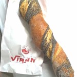VIRON - パヴォー。他店で食べた同じ小麦使用のバゲットの食感に違うものを感じたので、本家を確認☆ やっぱりVIRONだわぁ(^〇^)決着！