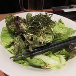 銀座酒場 マルダイ 大名 - 料理はごま油のサラダからスタート。

韓国人気NO1のごま油を使ったシンプルな味付けのサラダです