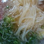 九州とんこつラーメン ひろ - 平打ち細麺アップ