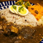 赤ワインとスパイスで煮込んだビーフカレー