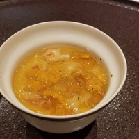 馳走 啐啄一十  - バフンウニを羅臼昆布出汁のジュレで
                
                昆布出汁のうまみが強烈。器にうまっているのは自慢の出汁で茶碗蒸し。羅臼昆布の旨味の強い事。強すぎるほど。バフンウニのさわやかな甘さはそれだけでも味わいたかったな。