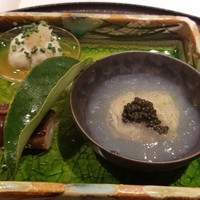 馳走 啐啄一十  - 鯛の白子、煮蛤のジュレ、蛸の柔らか煮
                  絶滅かと思われた桑名のジハマグリ6年もの。7月の産卵期を前に最高の時期。ほどよい噛みごたえとじゅわっとくる旨味にほれぼれ。キャビアは未冷凍で塩がきつくない。乙だ。