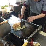 磯村屋 - ジャガイモがヘラでスパパンとカットされ投入されるの図。ばーちゃんの手が高速すぎて捉えきれない。