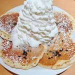 エッグスンシングス 横浜山下公園店 - チョコチップパンケーキ(ホイップクリームトッピング)