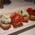 es - 名前忘れた（笑）。バケットの上にアボガドの入ったディップとプチトマト。これだけで結構お腹一杯になりました。