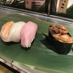 Sushi Uogashi Nihonichi - 3貫＋アサリ軍艦