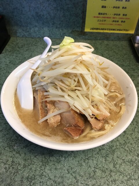 麺量に苦戦していたので 丼の底からチャーシューが出てきた時は青ざめた 苦笑 By こば ひで ラーメン二郎 新宿小滝橋通り店 西武新宿 ラーメン 食べログ