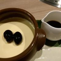 近江うし 焼肉 にくTATSU 青山本店 - プリン。ほうじ茶シロップがベストマッチ！豆も美味しい。