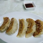 亀恵食堂 - 餃子¥430(もちもちやカリカリではなく、ぺっとり系)これはこれで美味しい