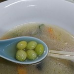 亀恵食堂 - 最後、レンゲで底引きしていたら掛かりました！なんと銀杏！しかも大量！！