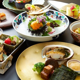 Our head chef uses carefully selected seasonal ingredients from all over the country to create authentic kaiseki cuisine.