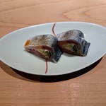匠 進吾 - 酢〆の鯵にガリを挟んで
