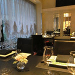 Ｓ+　エス・プリュス - ②店内の様子（窓際）