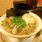 焼鳥どん - 絶品の鶏の煮込み煮玉子入り