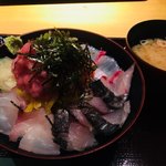魚匠 基  - 豪快！てんこ盛り海鮮丼　980円（税込）」