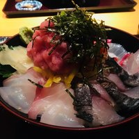 魚匠 基  大門町 - 豪快！てんこ盛り海鮮丼　980円（税込）」
