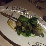 グランメゾン グラシアニ - 市場より魚介のブロシェット炭火焼グリーンオリーブのクーリ　酢橘のヴィネグレット和え、ズッキーニのラペ