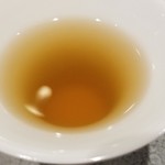 日本料理 TOBIUME - ①蘇生～野菜達の"しずく"
      今回の料理で使った野菜の切れ端を6時間煮詰めてできたしずく。
      今回は玉蜀黍の香りと甘みが強かった。
      あとは玉葱かな？
      和ベースのフレンチの様なコースへの入り方ですね。